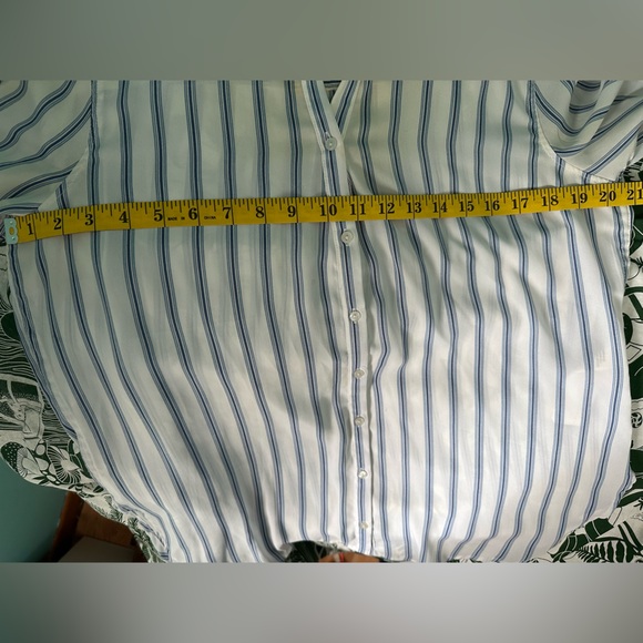 Abercrombie SZ L lightweight polyester buttoned striped shirt, tie sleeve detail - Picture 7 of 7
